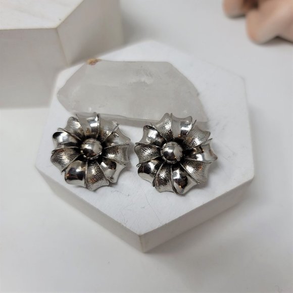 Vintage Silverton Flower Earrings Clip On Beautiful - Picture 6 of 6